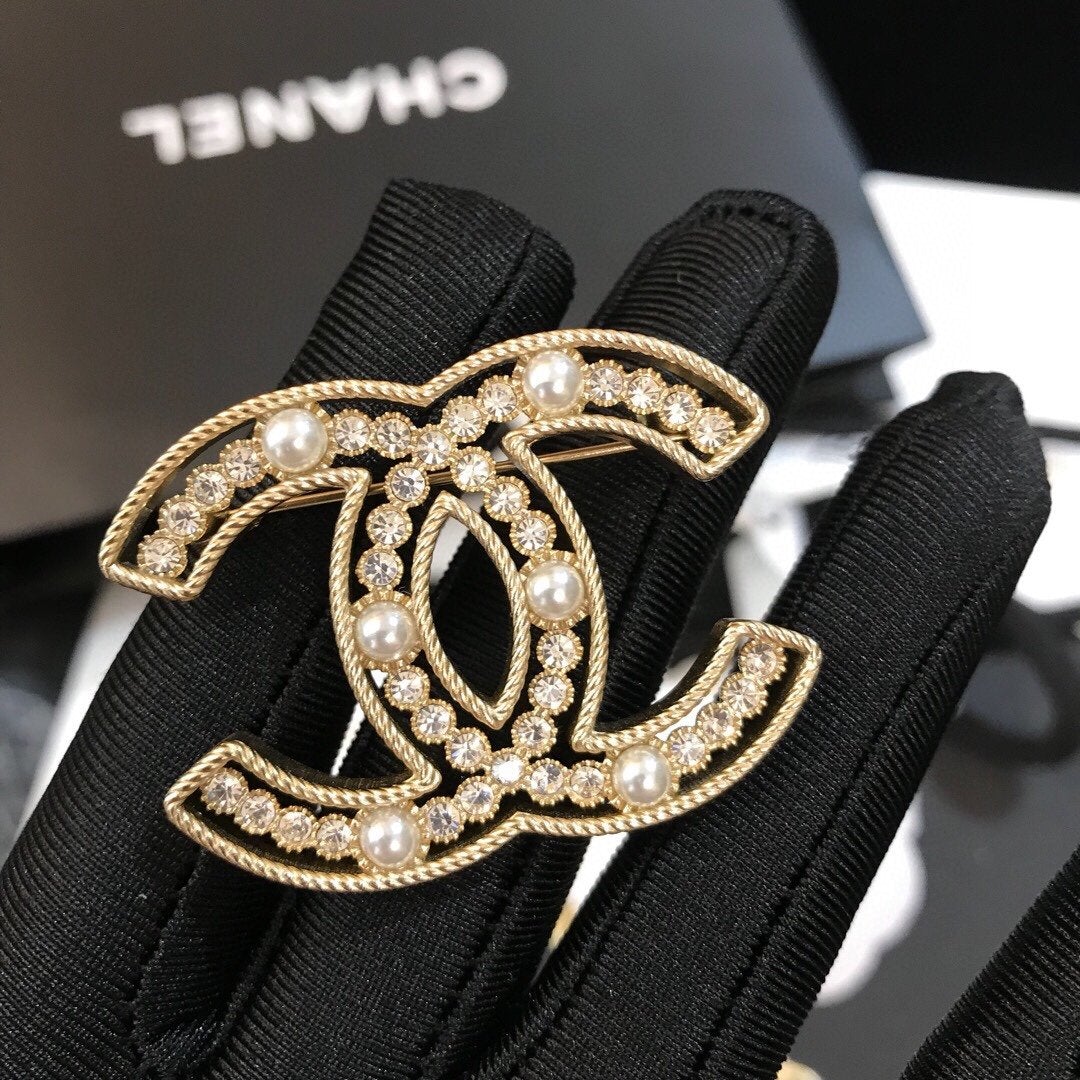 Pearl Crystal Hollow Embellishment Brooch