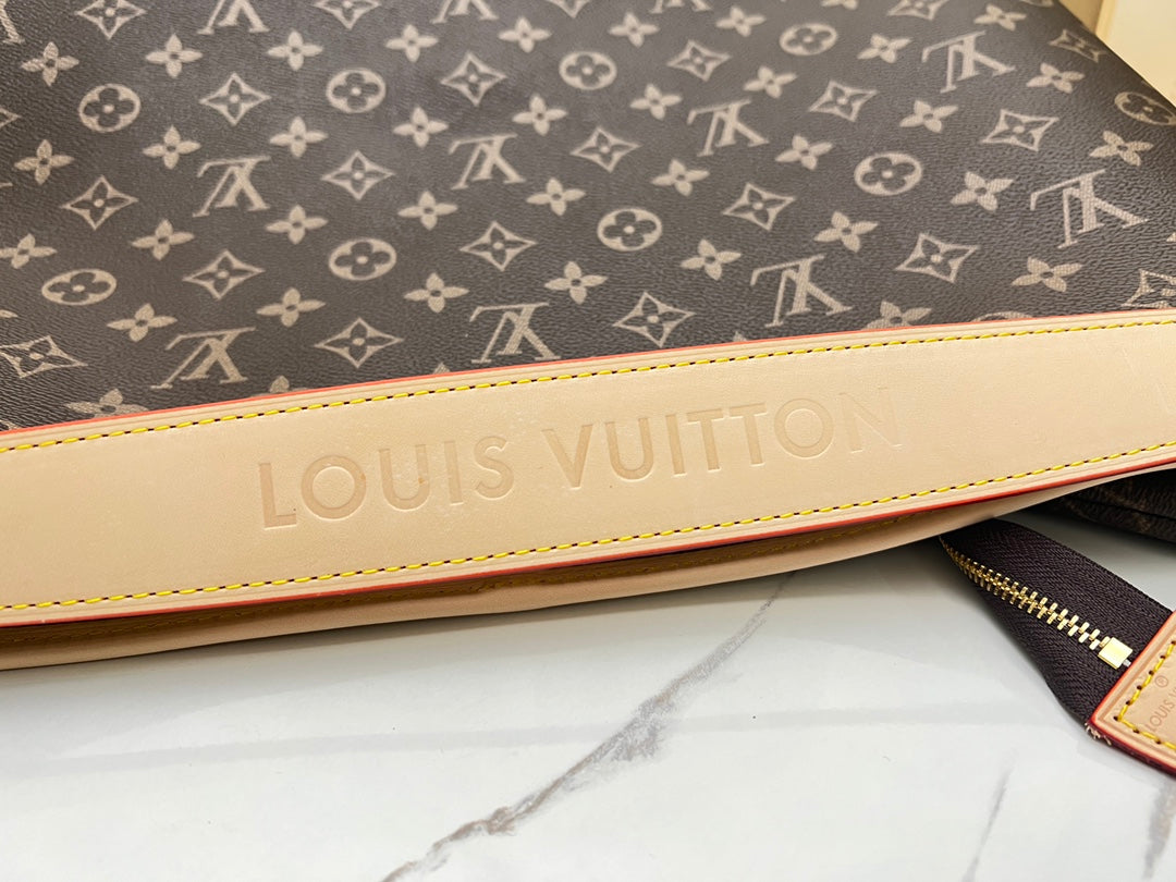 Seasonal New Products - Medium Deluxe Shopping Bag