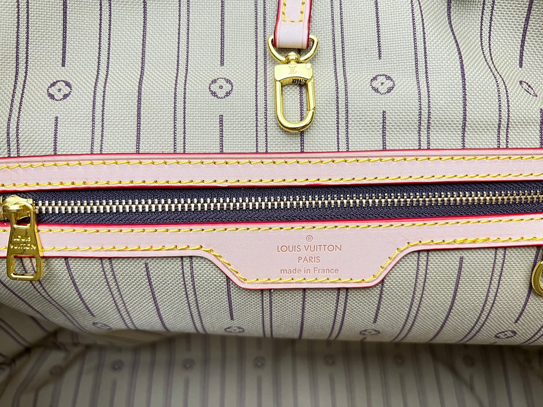 Seasonal New Products - Medium Deluxe Shopping Bag