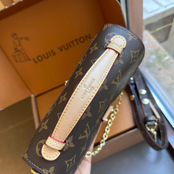 Fashionable four-leaf clover letter lock crossbody bag