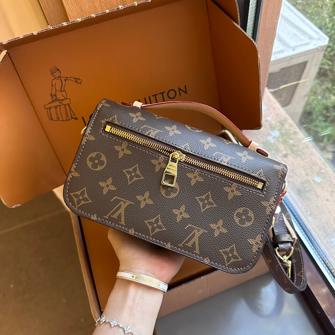 Fashionable four-leaf clover letter lock crossbody bag