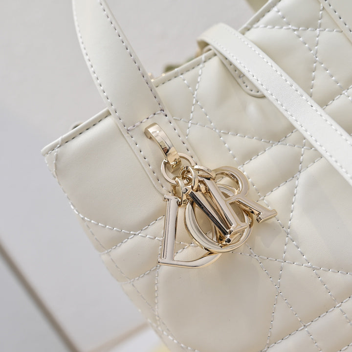 3 Colors - Small Vertical Diamond Pattern Handbag