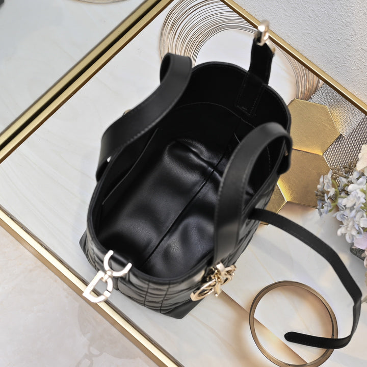 3 Colors - Small Vertical Diamond Pattern Handbag