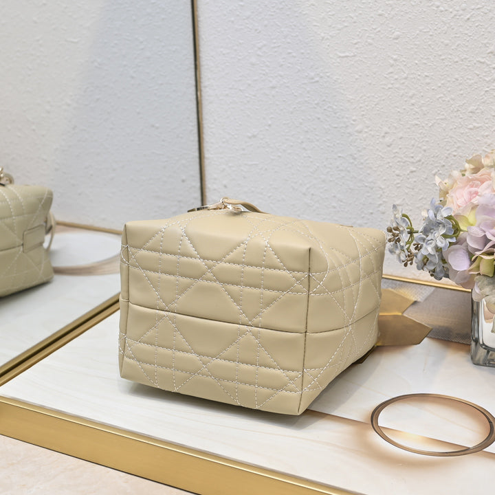 3 Colors - Small Vertical Diamond Pattern Handbag