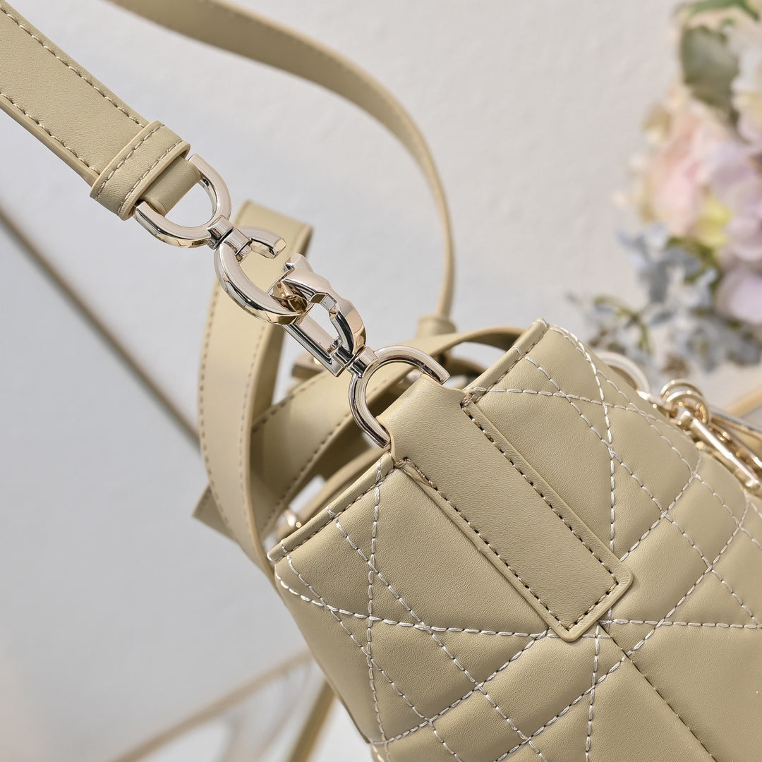 3 Colors - Small Vertical Diamond Pattern Handbag