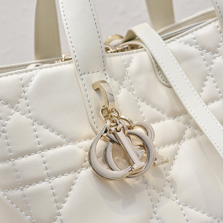 3 Colors - Large Vertical Diamond Pattern Handbag