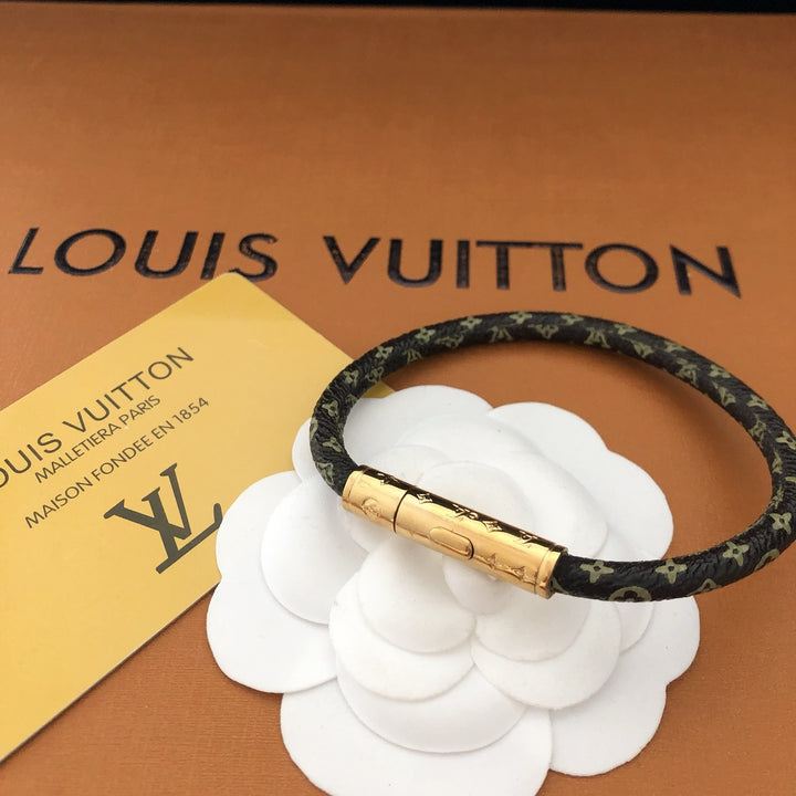 Elegant leather bracelet