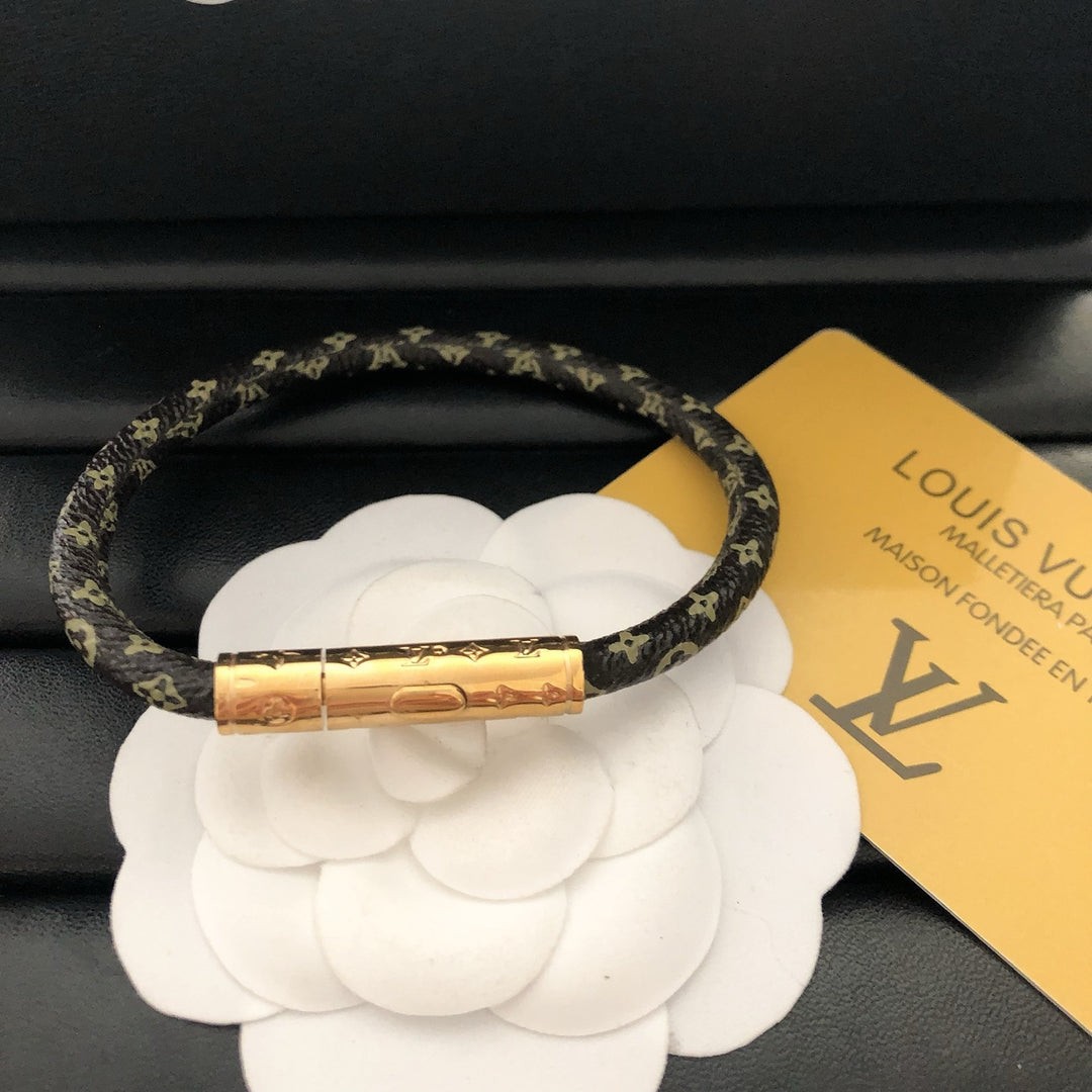 Elegant leather bracelet