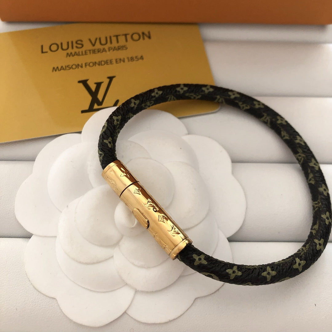 Elegant leather bracelet