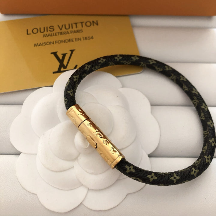 Elegant leather bracelet