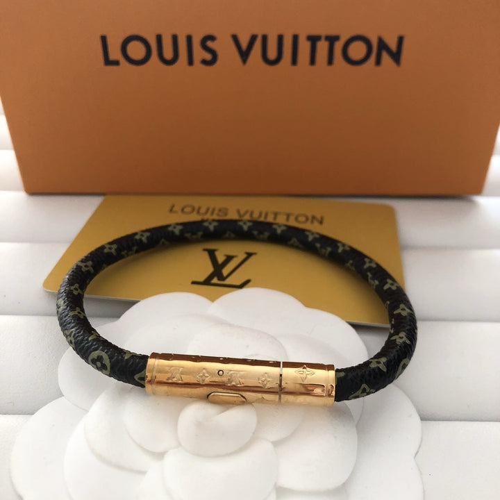 Elegant leather bracelet