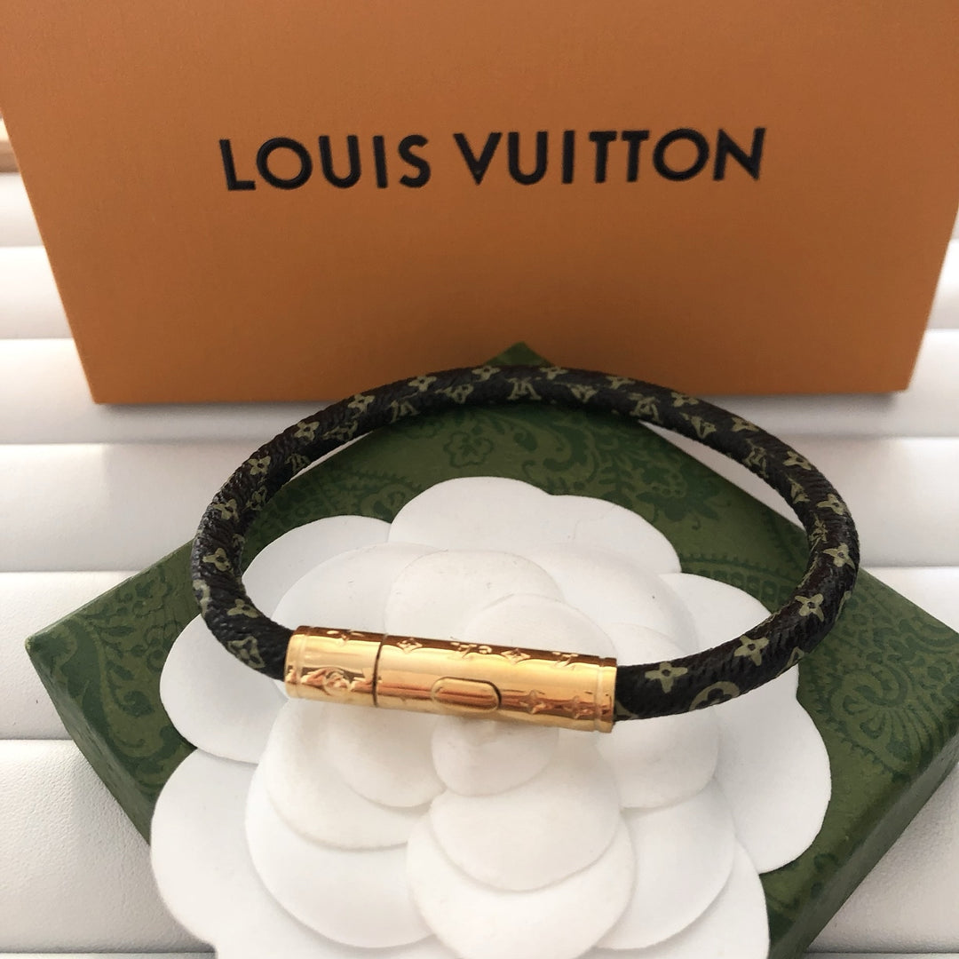 Elegant leather bracelet