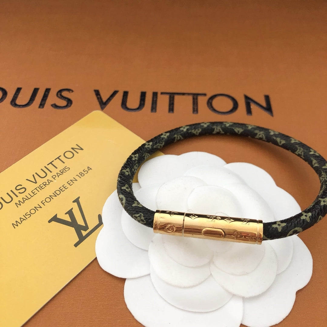 Elegant leather bracelet