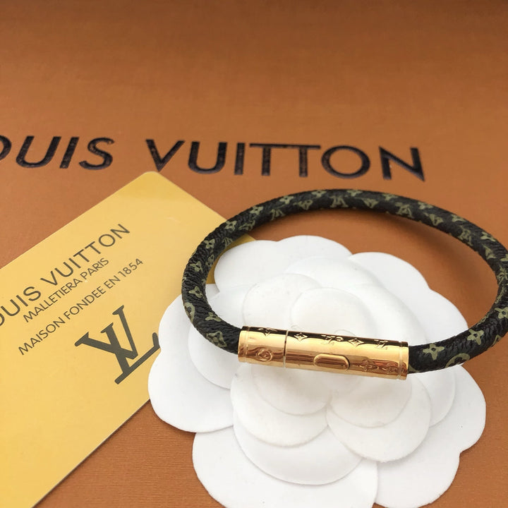 Elegant leather bracelet