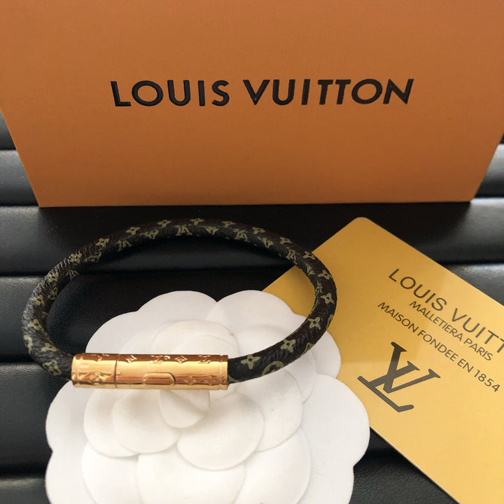 Elegant leather bracelet