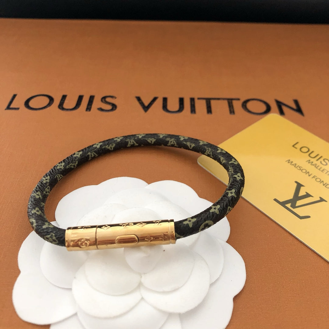 Elegant leather bracelet