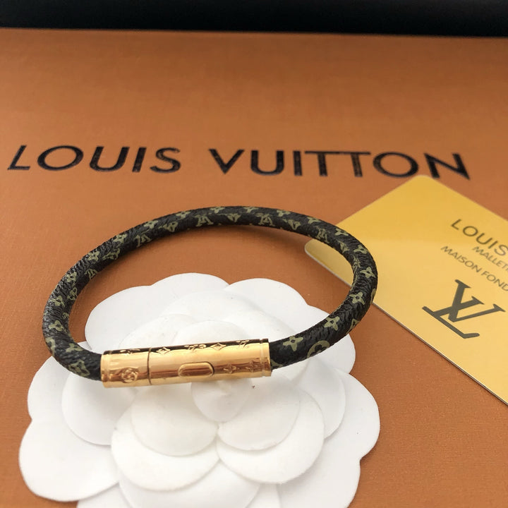 Elegant leather bracelet