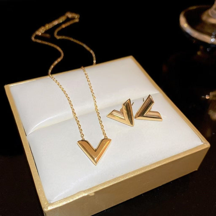 Exclusive logo “V” necklace