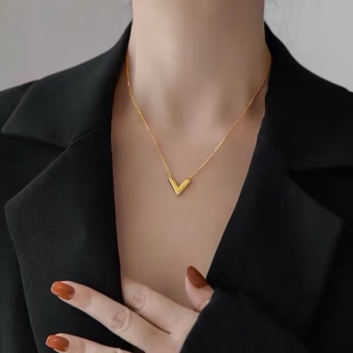 Exclusive logo “V” necklace