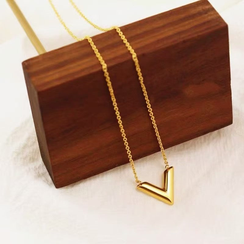 Exclusive logo “V” necklace