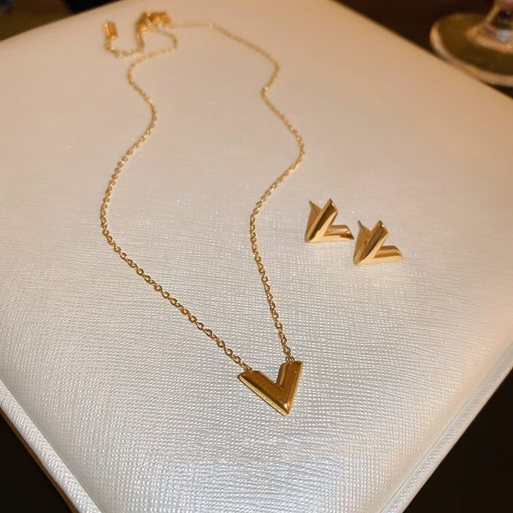 Exclusive logo “V” necklace