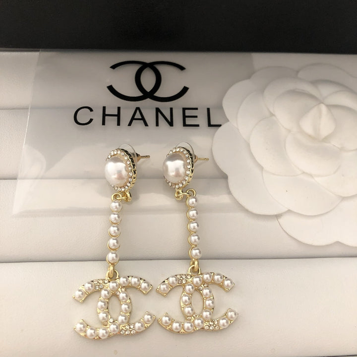 Luxurious pearl dangle earrings