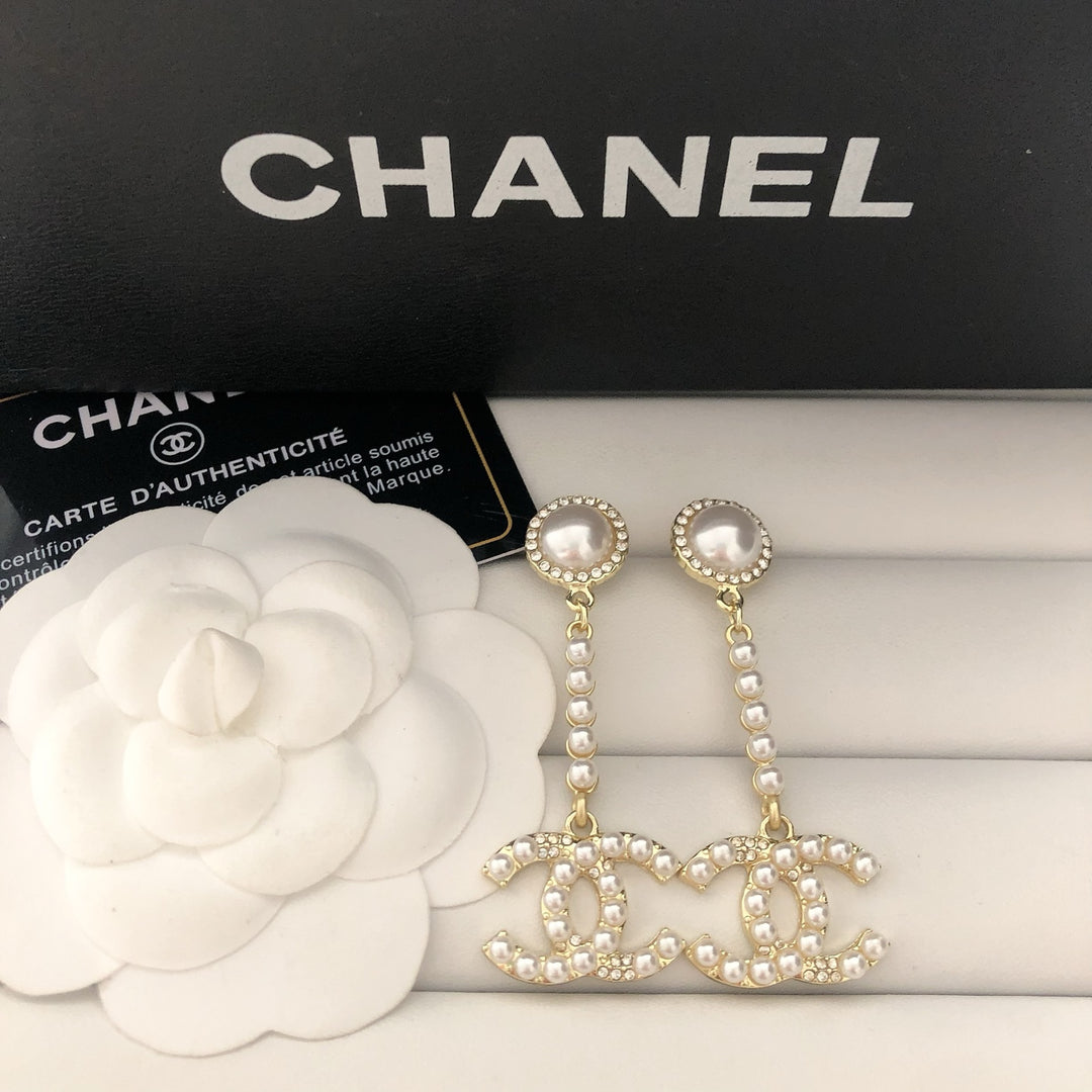 Luxurious pearl dangle earrings