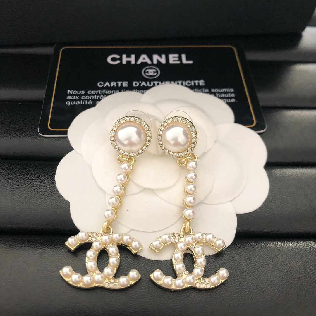 Luxurious pearl dangle earrings