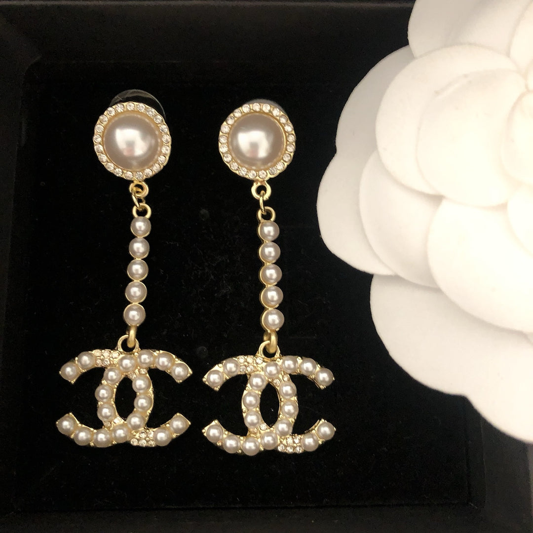 Luxurious pearl dangle earrings