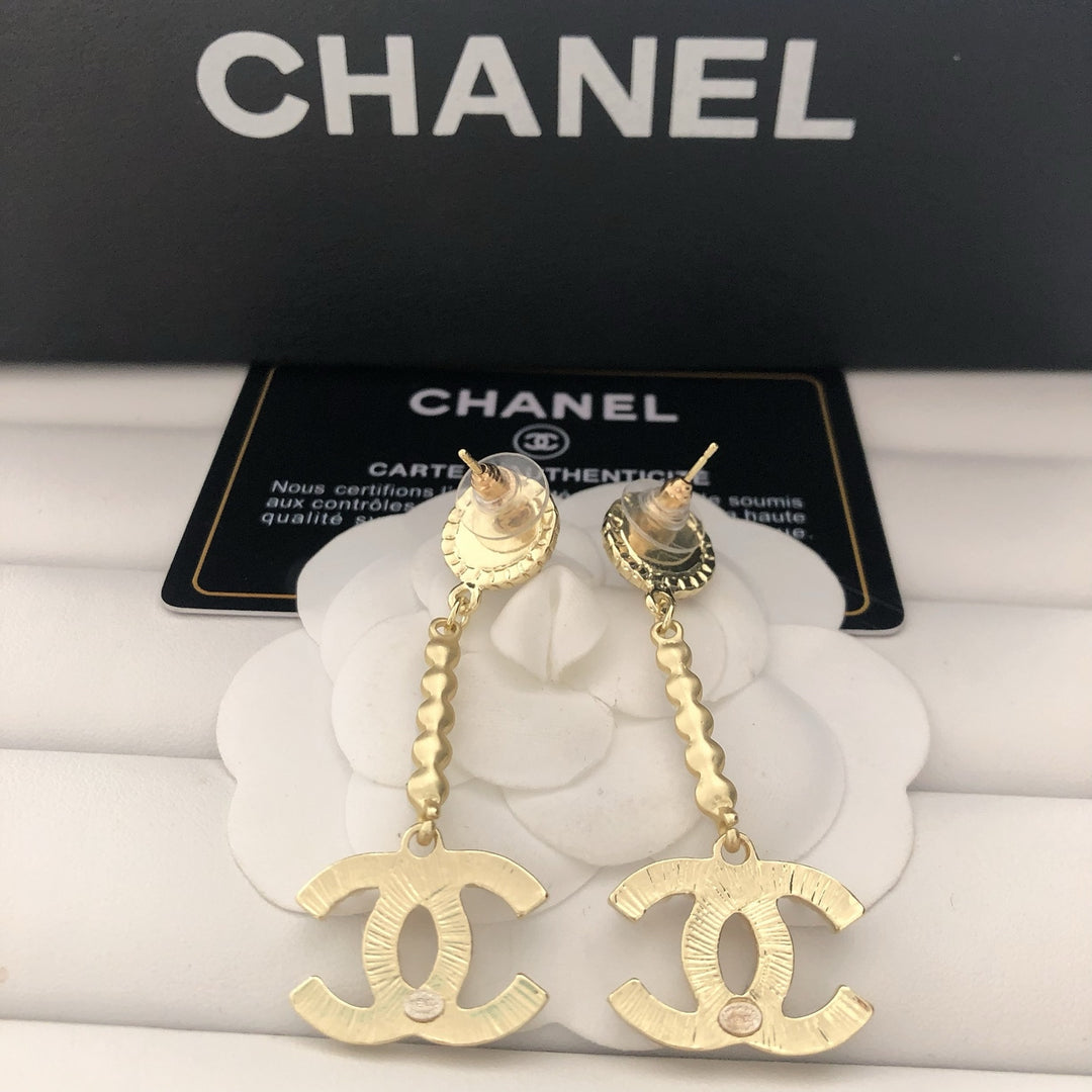 Luxurious pearl dangle earrings