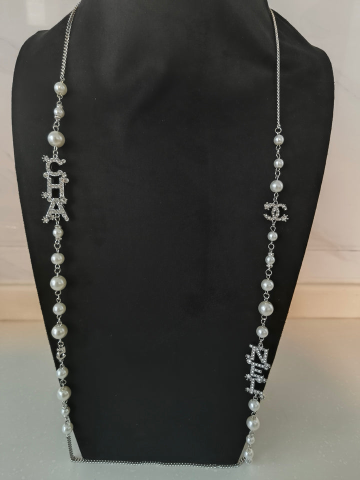 Elegant large pearl necklace