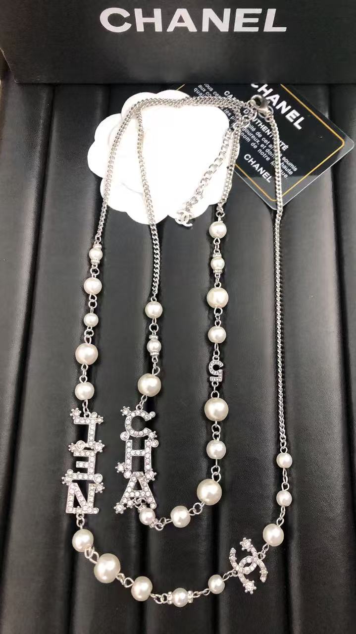 Elegant large pearl necklace