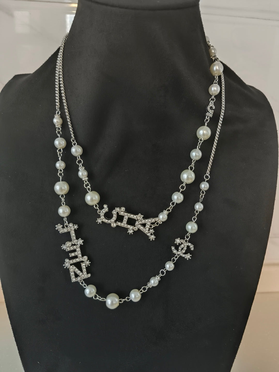 Elegant large pearl necklace