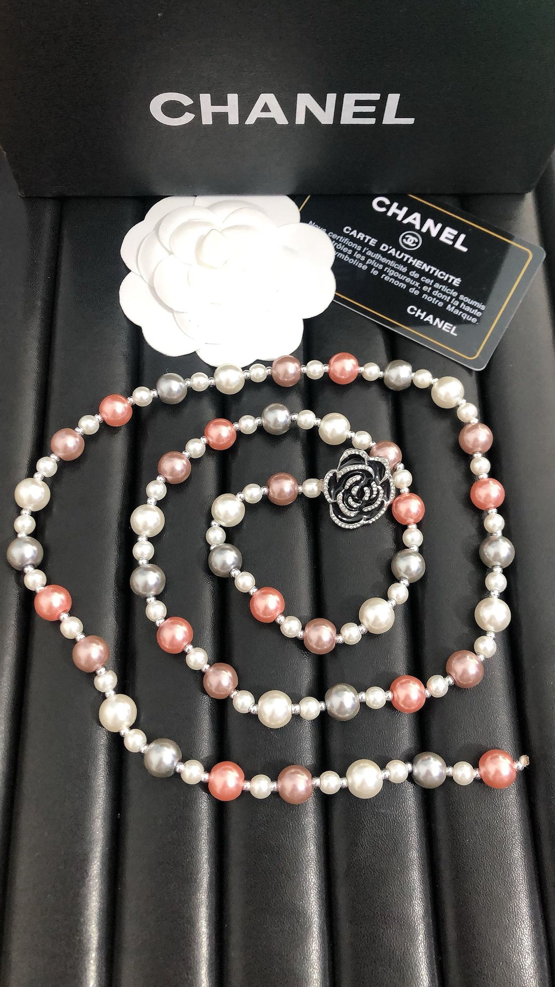 Elegant large pearl flower necklace
