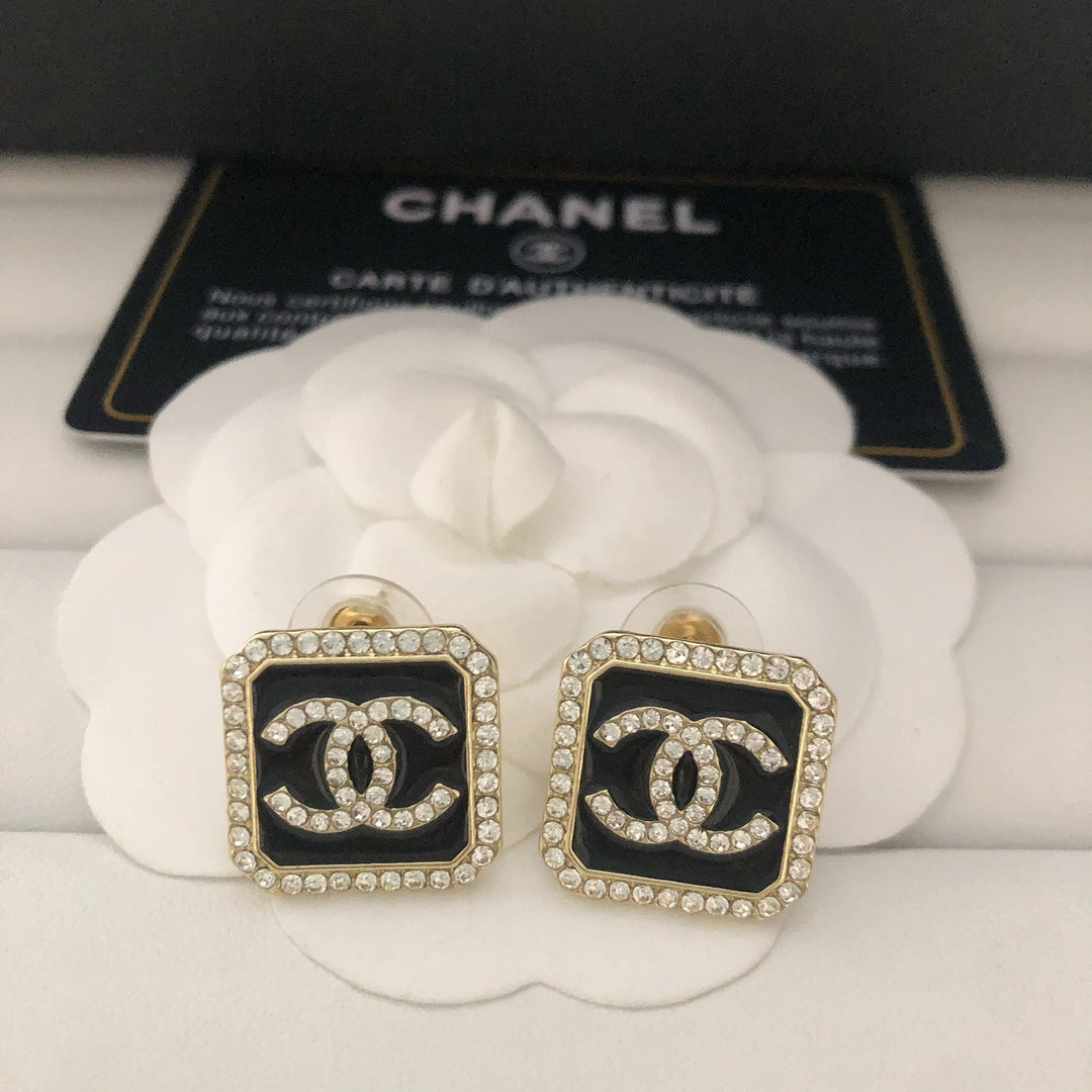Classic Style Rhinestone Stud Earrings
