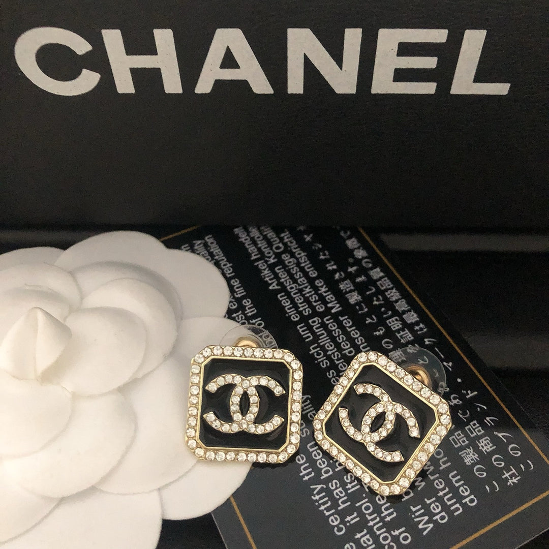 Classic Style Rhinestone Stud Earrings