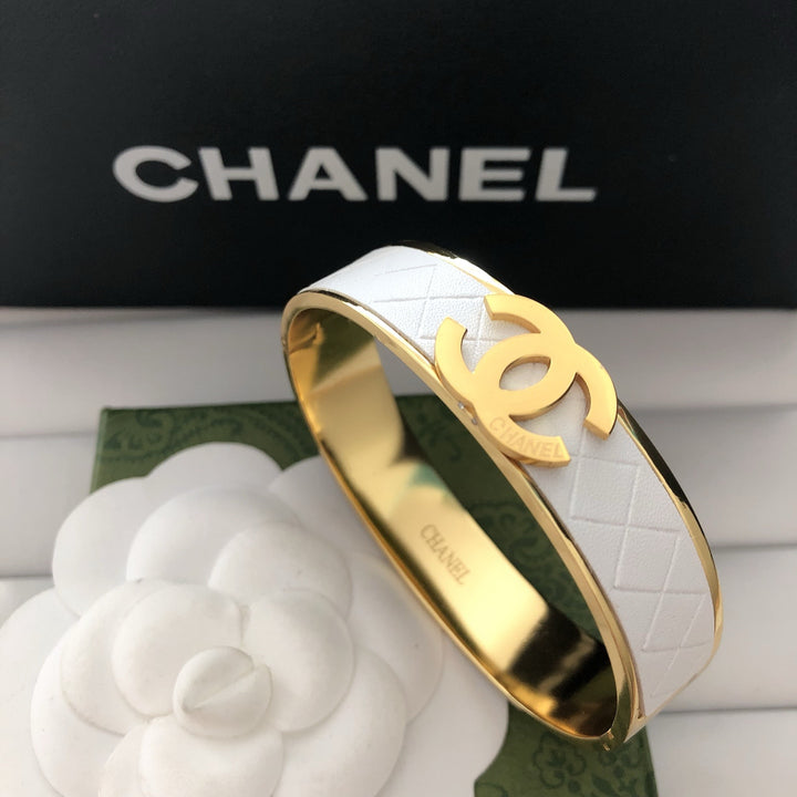 Exquisite diamond lattice pattern titanium bracelet