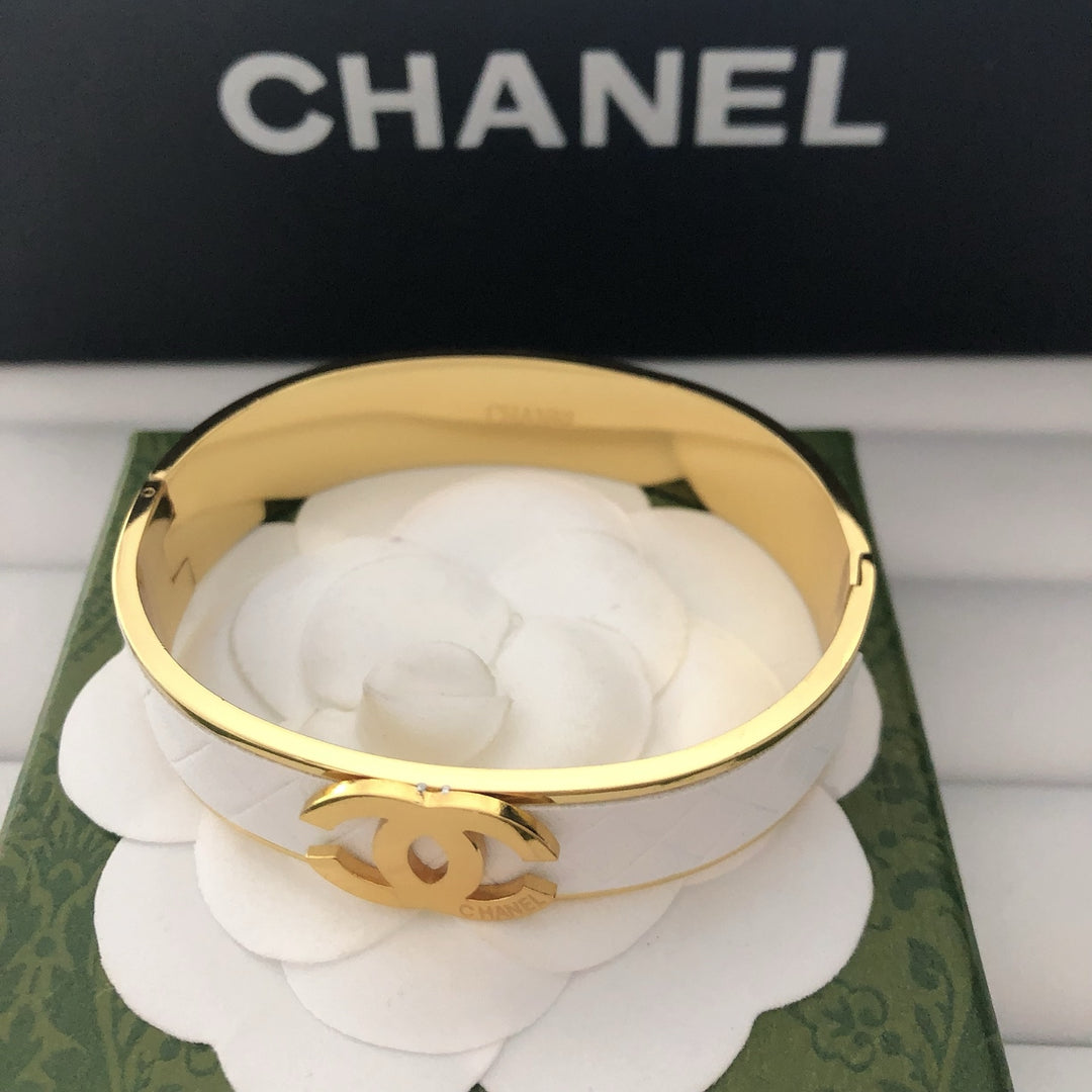 Exquisite diamond lattice pattern titanium bracelet