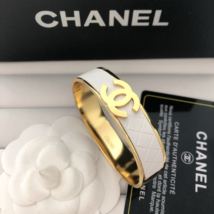 Exquisite diamond lattice pattern titanium bracelet