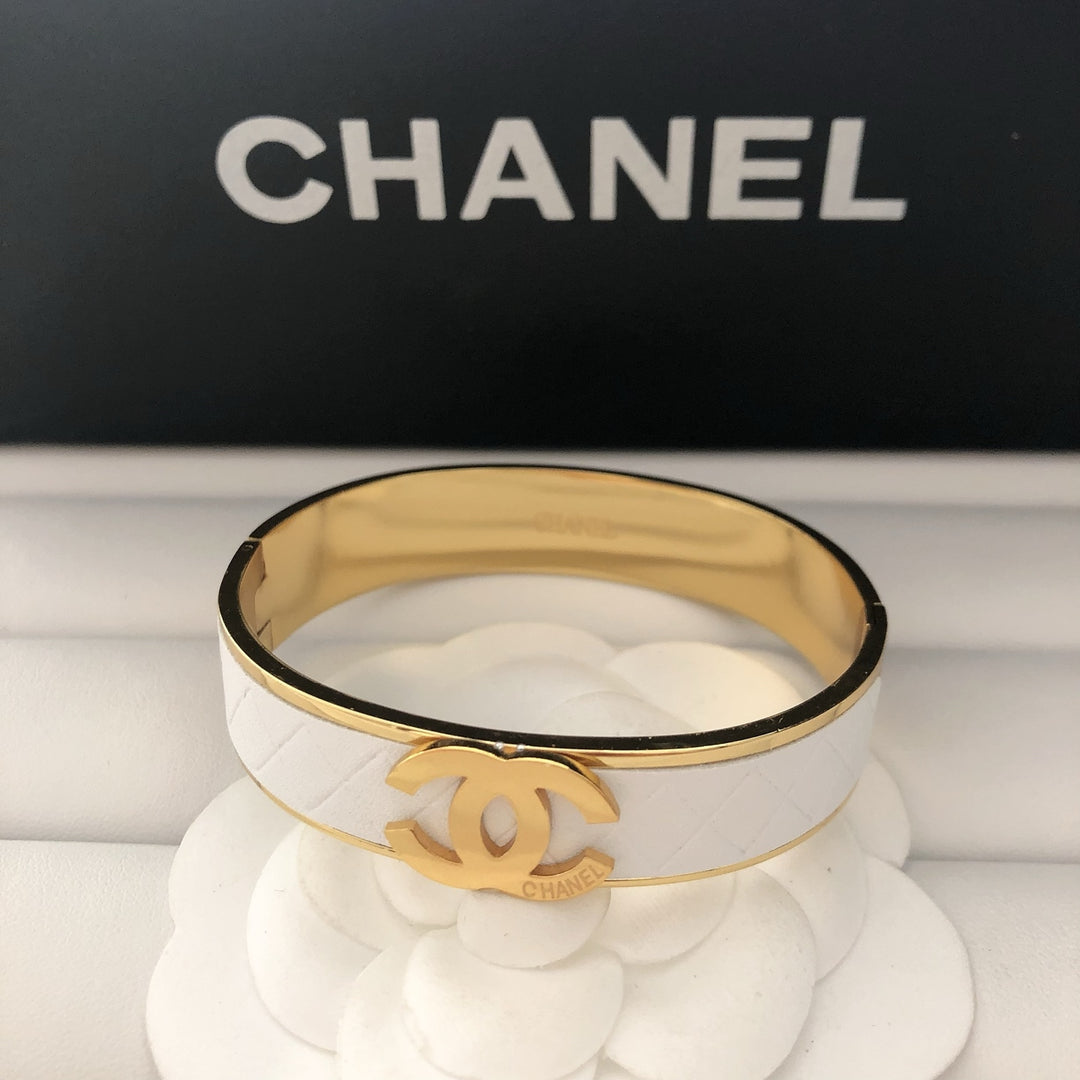 Exquisite diamond lattice pattern titanium bracelet