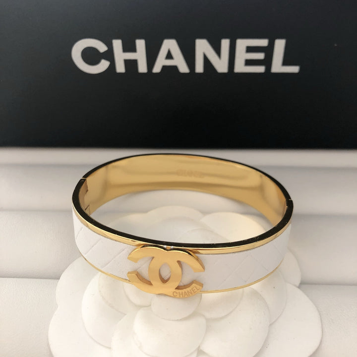 Exquisite diamond lattice pattern titanium bracelet