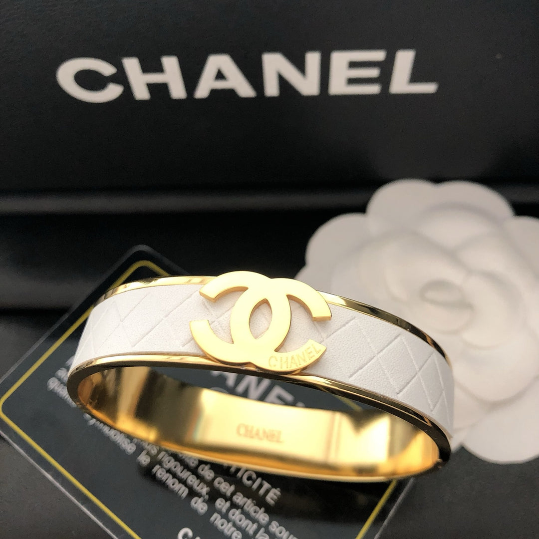 Exquisite diamond lattice pattern titanium bracelet