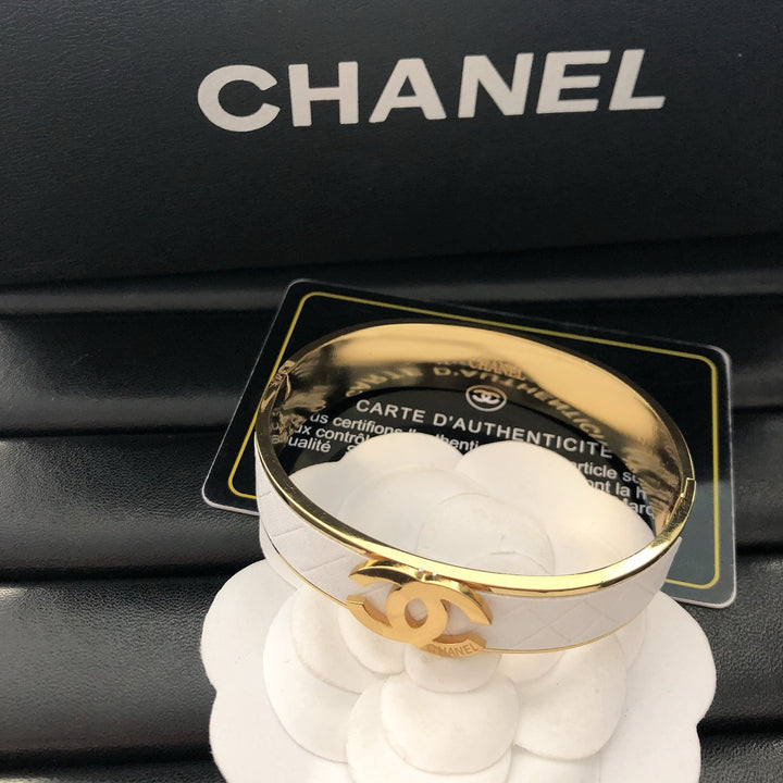 Exquisite diamond lattice pattern titanium bracelet