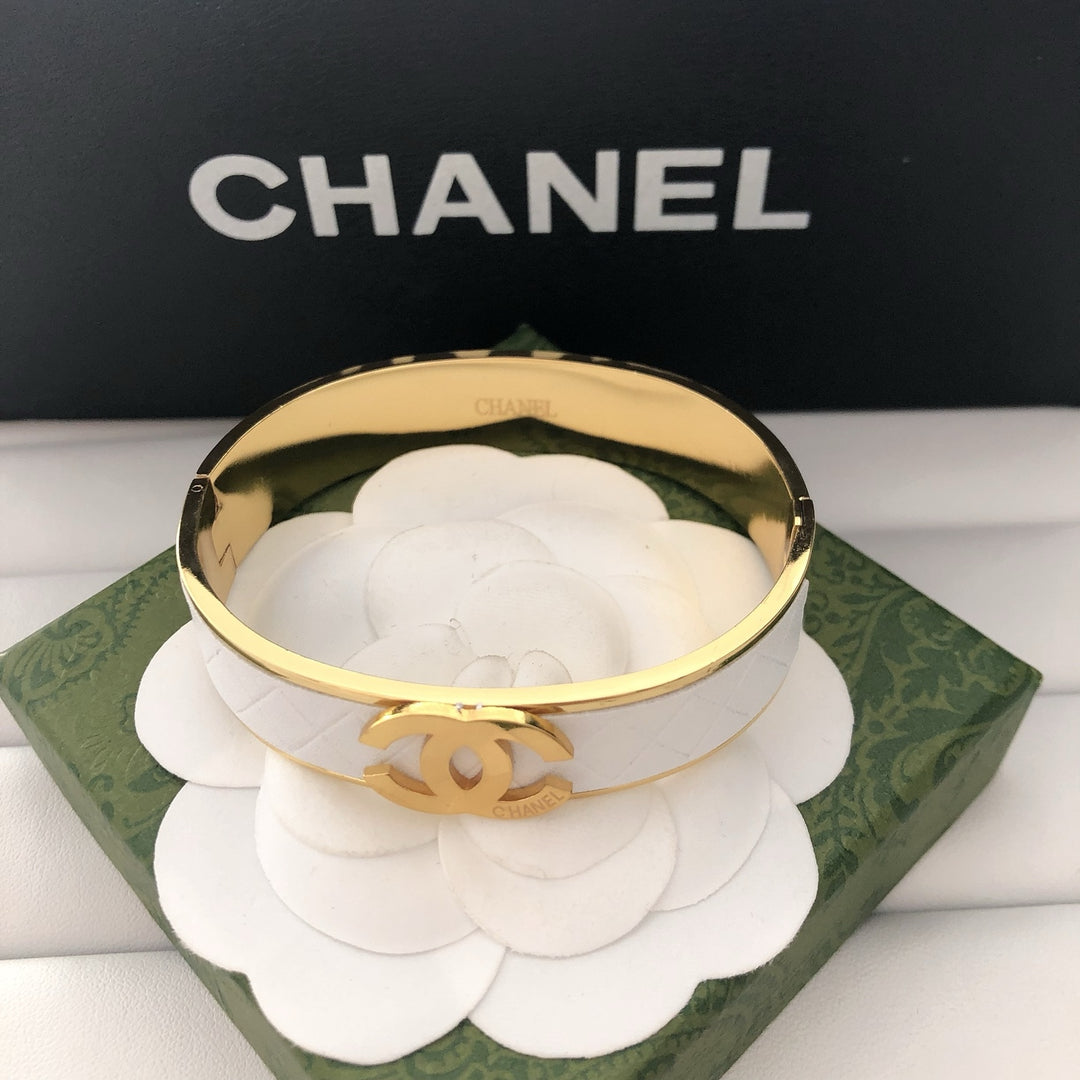 Exquisite diamond lattice pattern titanium bracelet