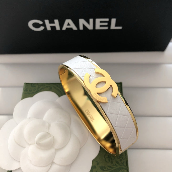 Exquisite diamond lattice pattern titanium bracelet