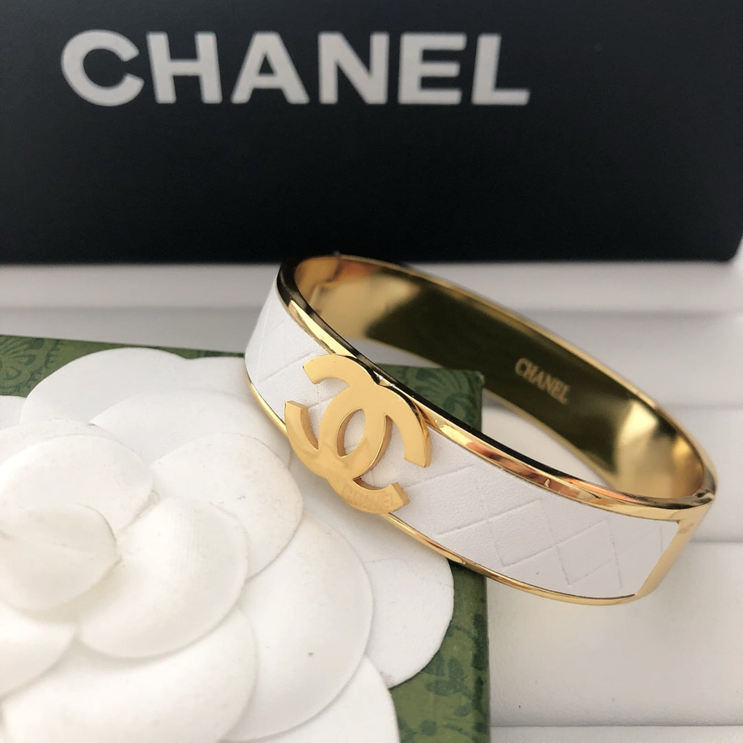 Exquisite diamond lattice pattern titanium bracelet