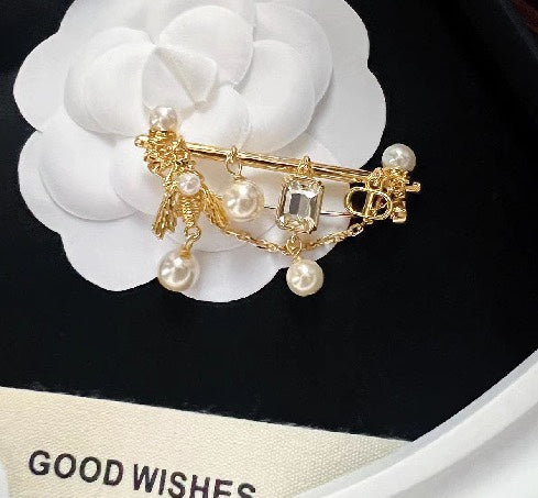 Stylish pearl brooch