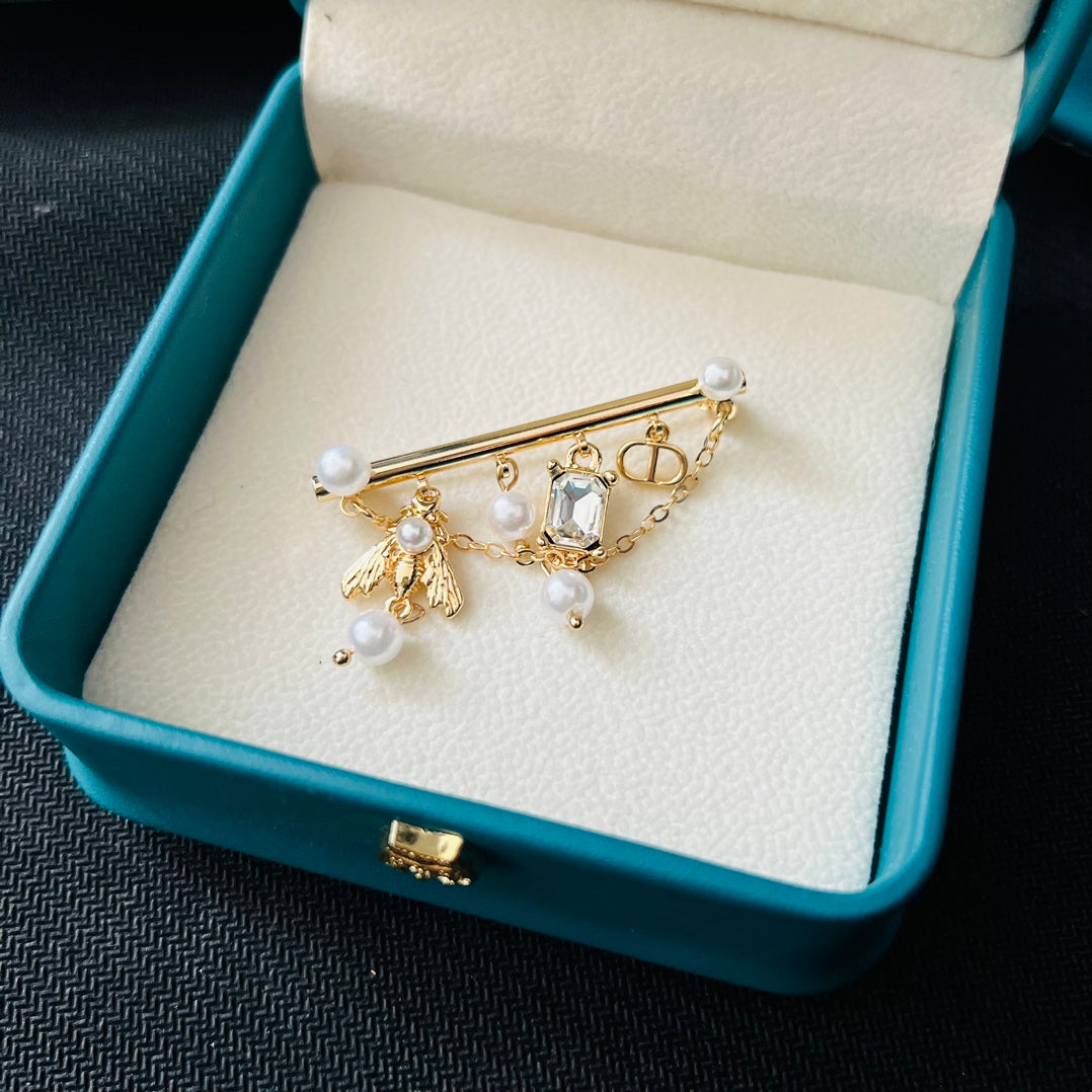 Stylish pearl brooch