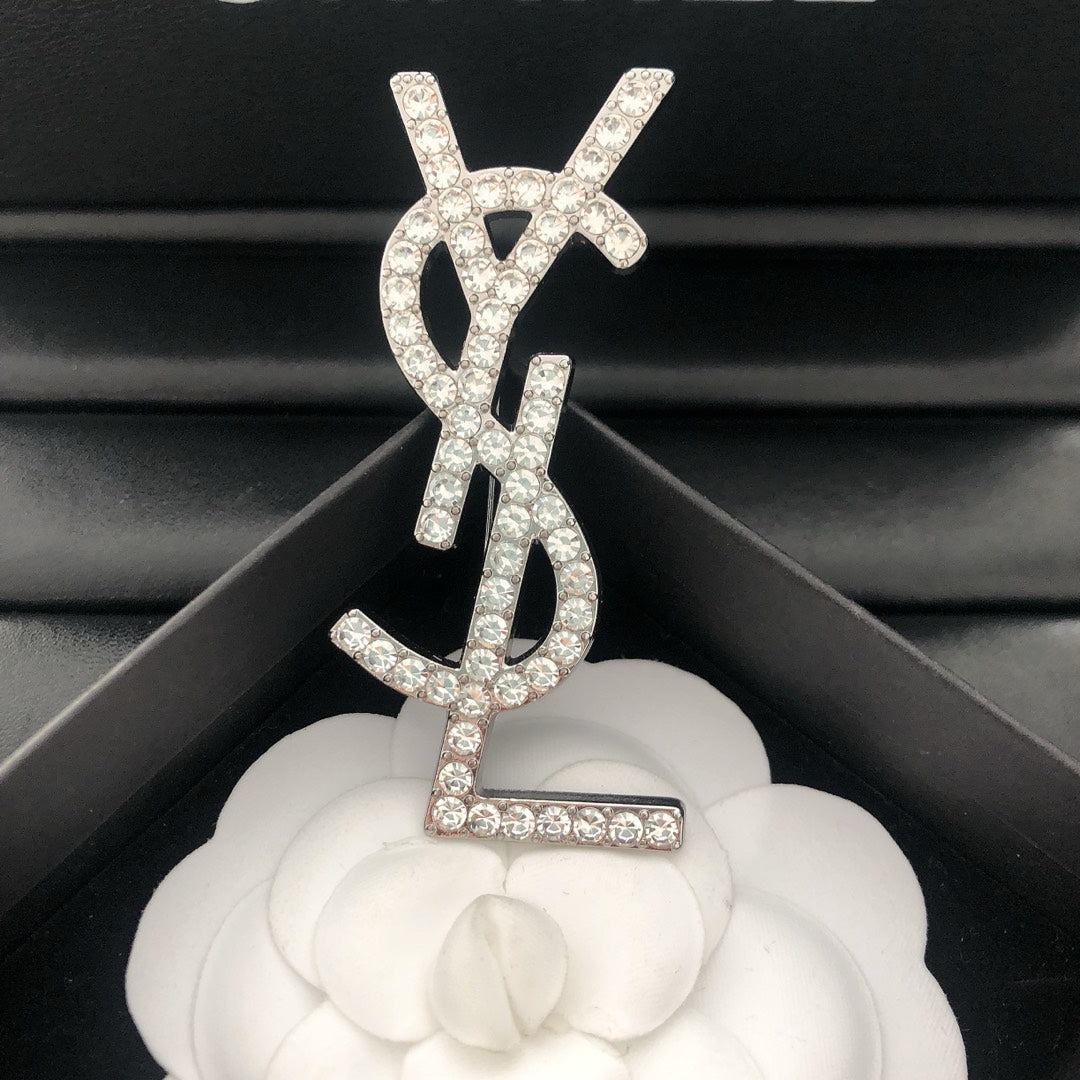 Single row diamond brooch