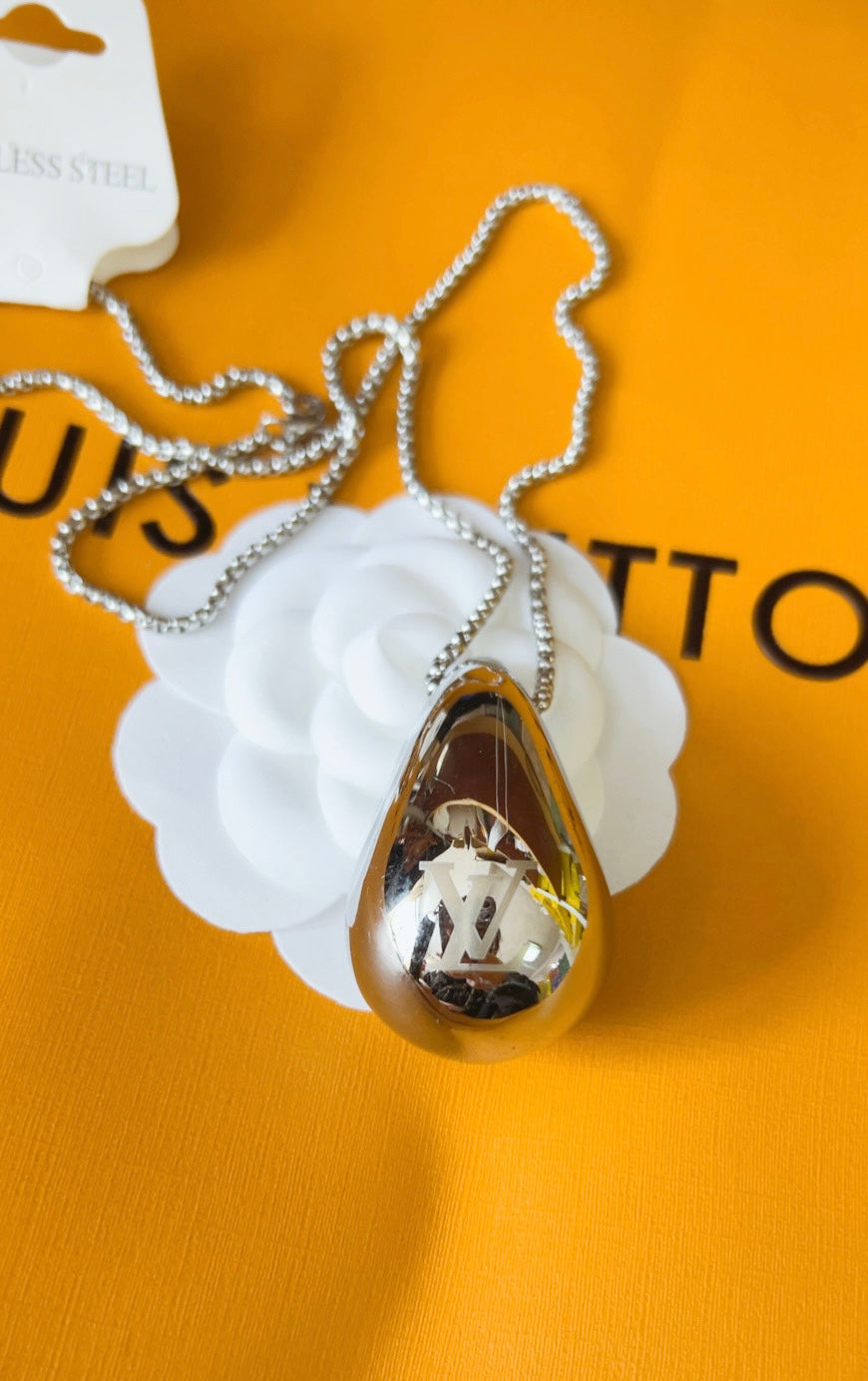 Silver Teardrop Pendant Necklace